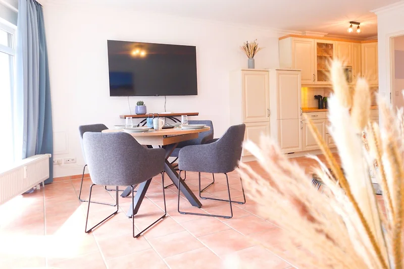 Essbereich, großes Sofa und TV für entspannte Abende.