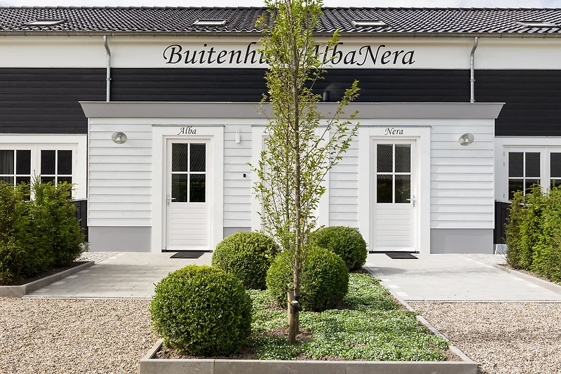 Charmante Villa mit gepflegtem Garten und einladender Fassade.