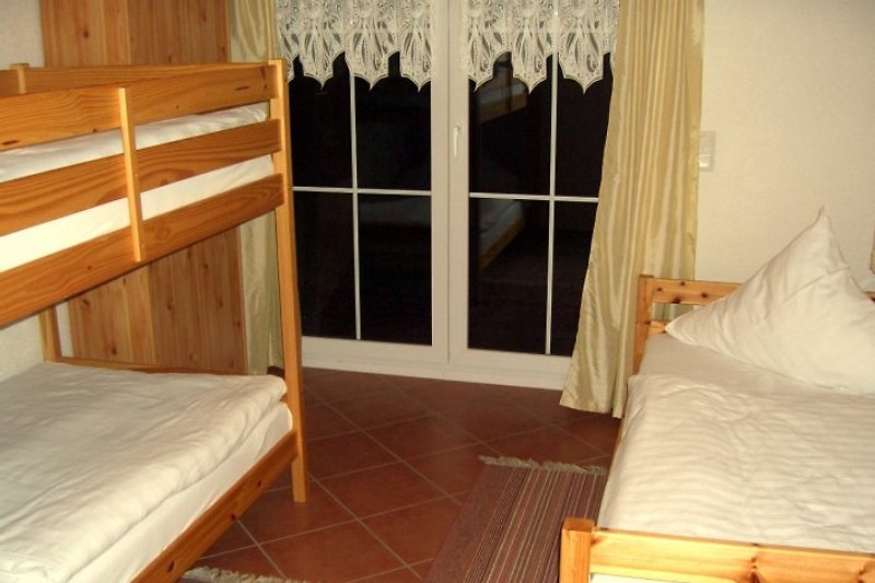 Schlafzimmer mit Etagenbett und Einzelbett