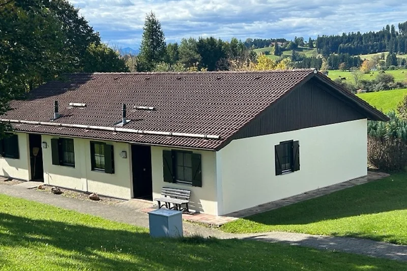 Ruhig gelegenes Ferien-Eckhaus mit kleiner Spielwiese daneben