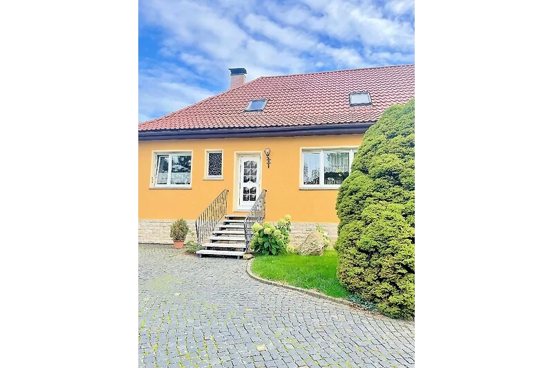 Doppelhaushälfte mit Garten. Doppelhaushälfte mit Garten.