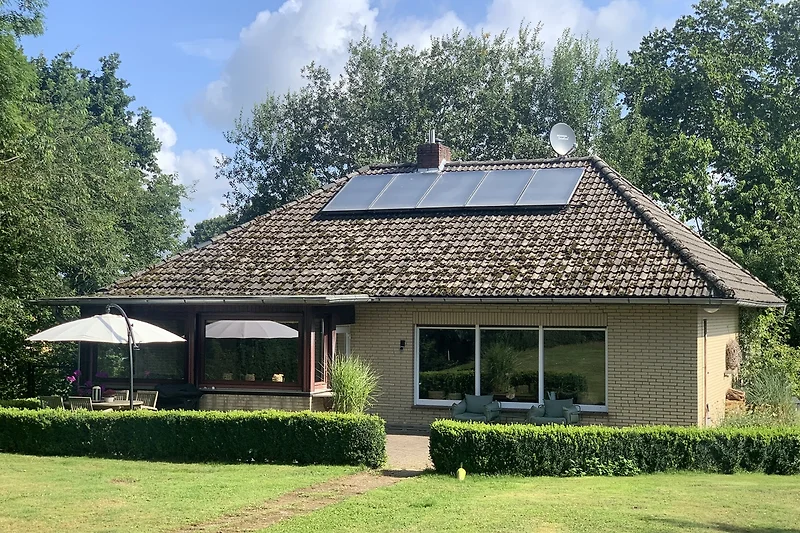 Blick auf das Haus mit der windgeschützten Terrasse in Südlage. Blick auf das Haus mit der windgeschützten Terrasse in Südlage.