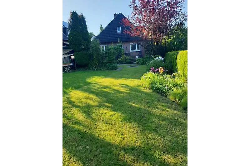 Großes Haus mit Garten, Rasenfläche.
