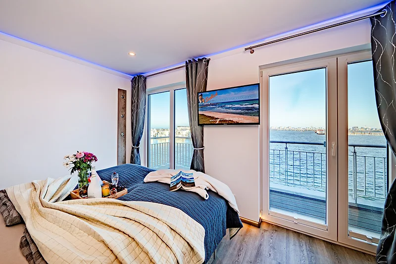 Masterbedroom mit Wasserbett 180x220 mit direktem Blick auf die Marina, Schleivilla Kapitän James Cook2 by Seeblick Feri