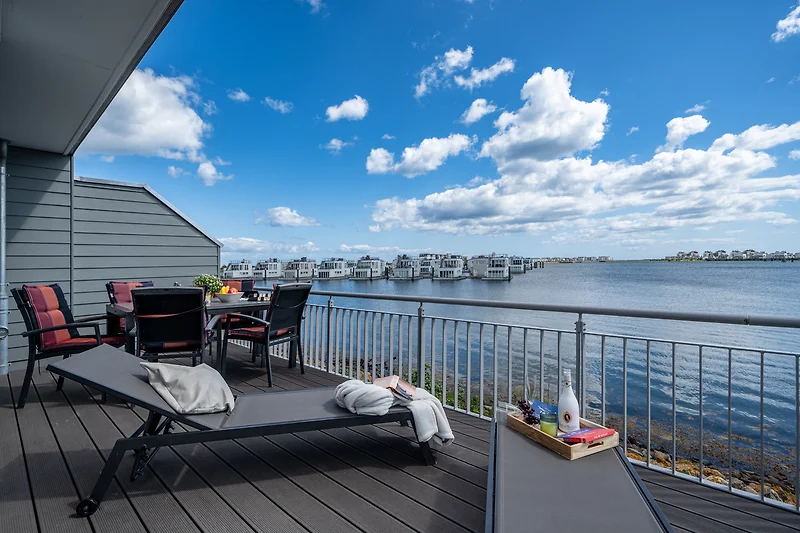 Terrasse im Erdgeschoss mit Gartenmöbel und Liegen, Schleivilla Hafenblick by Seeblick Ferien ORO
