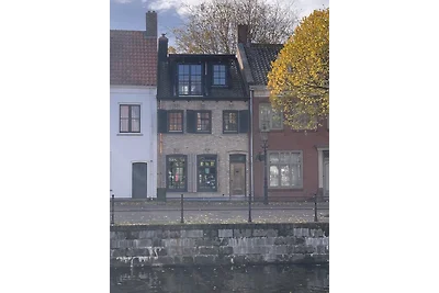 Klein Herenhuis aan de Kaai in centrum pittoreske Sluis
