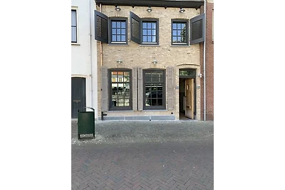 Klein Herenhuis aan de Kaai in centrum pittoreske Sluis