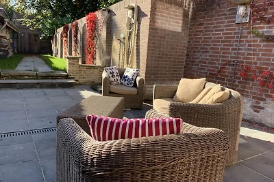 Klein Herenhuis aan de Kaai in centrum pittoreske Sluis