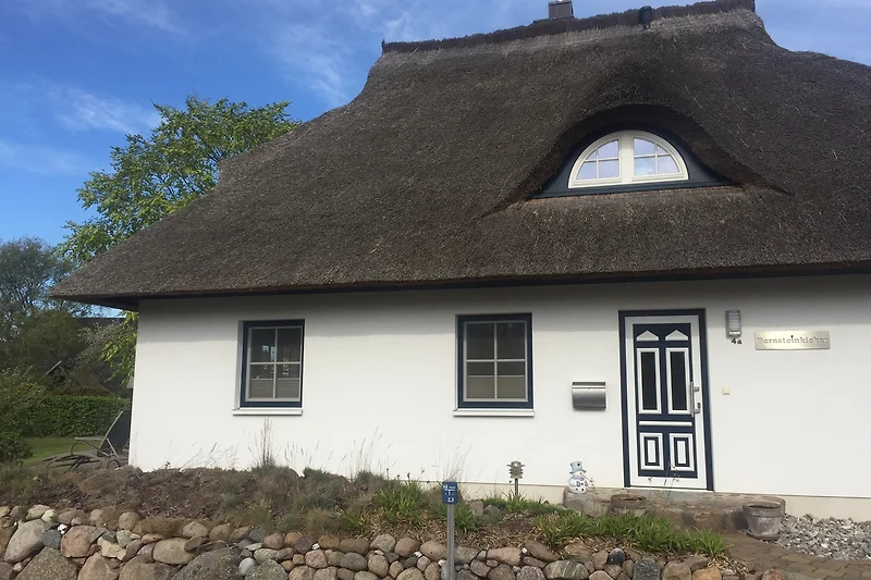 Wand aus Verbundmaterial mit Eisenakzenten und natürlichem Tageslicht.