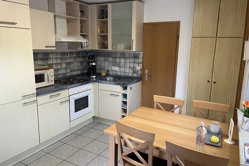 Voll ausgestattete Küche, Esstisch für 4 Personen