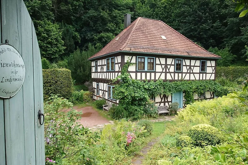 Blick auf das im Grünen gelegene Haus mit seinen Ferienwohnungen
