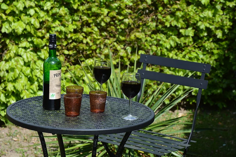 Garten mit Tisch und Stühlen