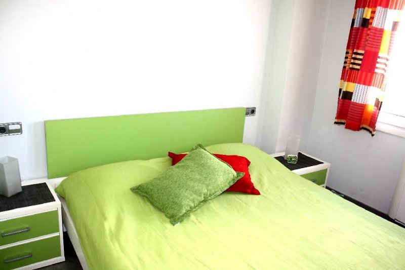 Schlafzimmer mit Doppelbett u. Klima