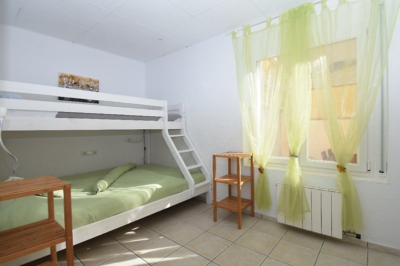 Schlafzimmer mit Etagenbett unten 1.40 m und oben 0,90 m