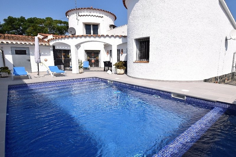 Casa Christa mit Pool in Empuriabrava - Firma Sunshine-Holiday, Frau S