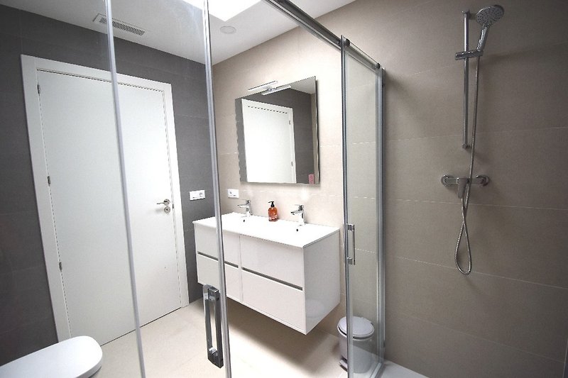 1 weiteres sehr grosses Badezimmer mit ebenerdiger XXL-Dusche, Doppelwaschbecken und WC