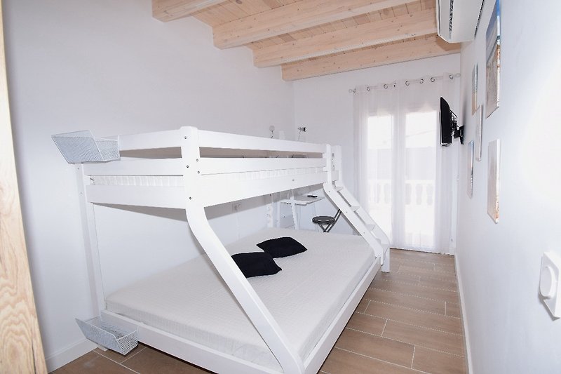 Schlafzimmer mit Etagenbett (unten 1,40 m Breite und oben Einzelbett), Klima, Einbauschrank, kleiner Schreibtisch, SAT-T