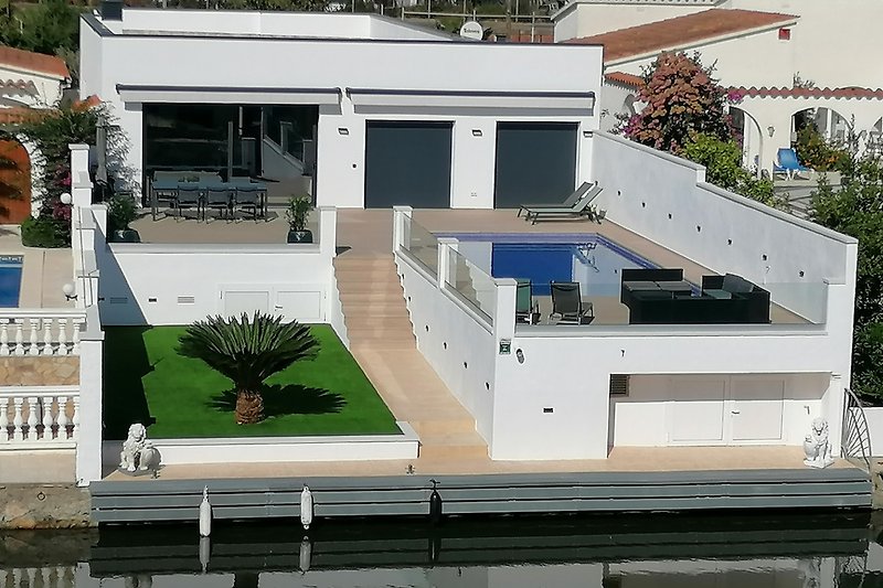 Luxus Villa am breiten Kanal mit Südausrichtung, für bis zu 10 Pers