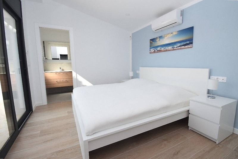 Suite Blue mit Doppelbett, Klima, SAT-TV und Einbauschrank. Zugang zum vorderen Terrassenbereich
