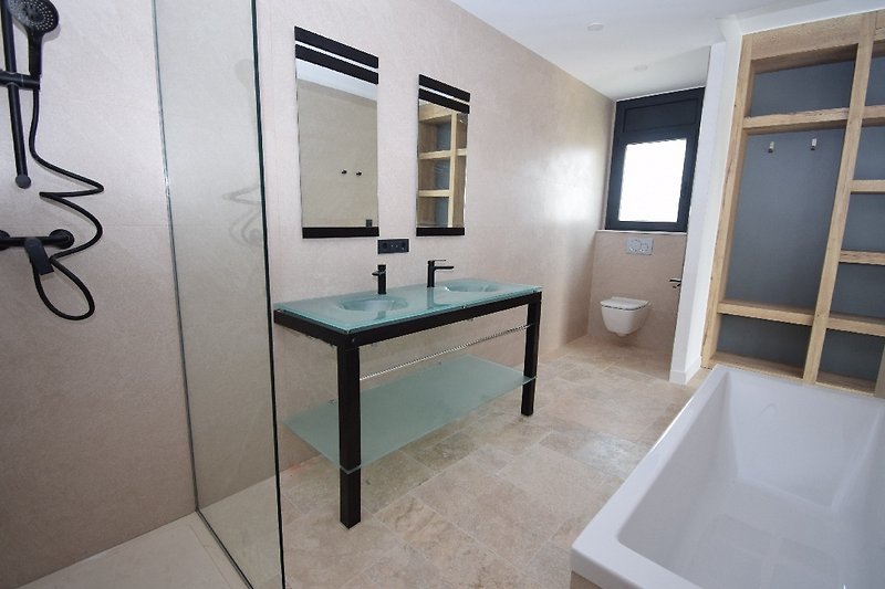 direkt angeschlossen 1 Badezimmer mit ebenerdiger Dusche, Badewanne, Doppelwaschbecken