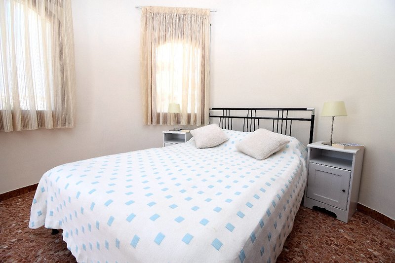 OG:Schlafzimmer mit franz. Doppelbett, Kleiderschrank und Klima