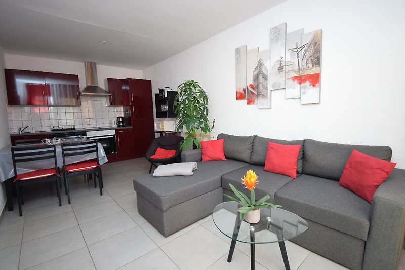 Moderne Wohnung mit stilvollem Interieur, bequemer Couch und dekorativen Pflanzen.