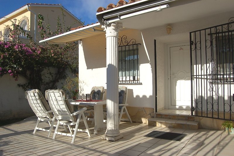 Auf der Vorderseite des Hauses ist eine grosse Terrasse, Grill, Tisch und Stühle, sowie herrlicher Gartenbereich – ideal