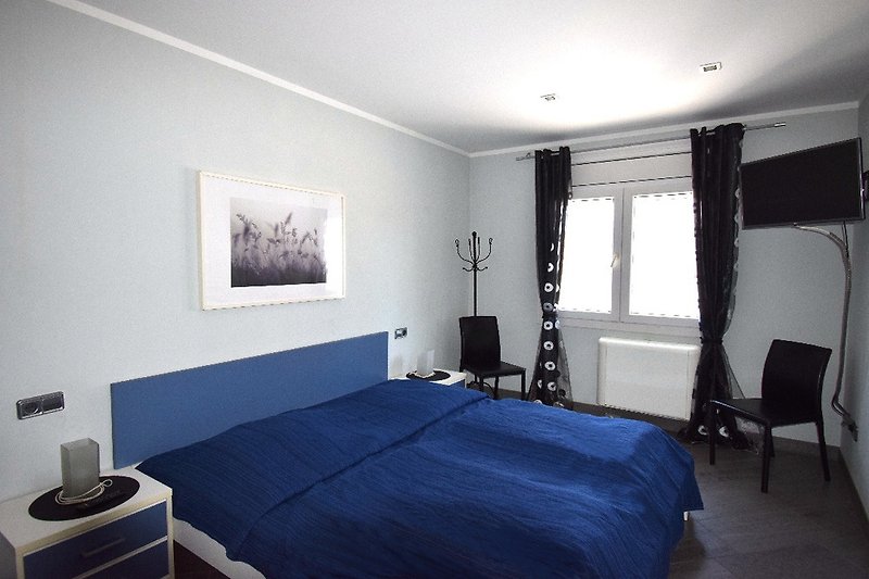1 Schlafzimmer mit Klima, SAT-TV u. Doppelbett (2 Einzelmatratzen, 180cm Breite), Kleiderschrank.
