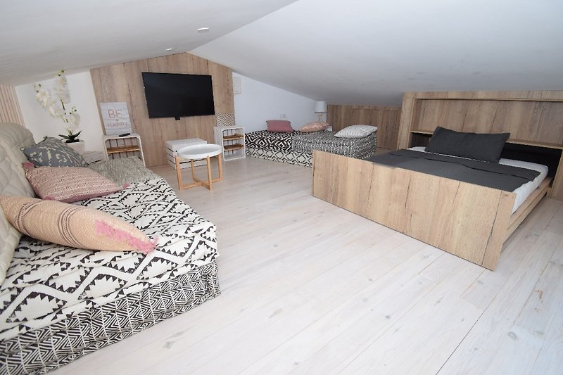 Treppenaufgang zur Empore mit:  grossen Relax-Sofas, SAT-TV, Klima und ein Ausziehbett (1,50 x 2,00m)