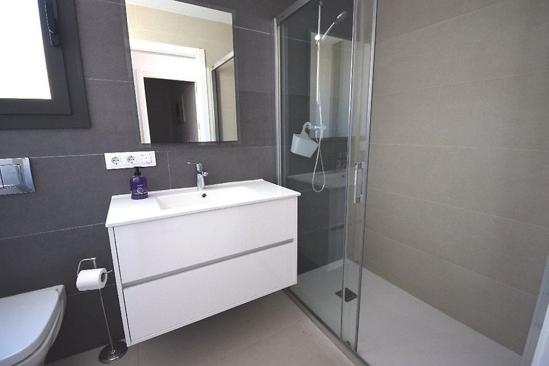 EG Badezimmer mit ebenerdiger XXL-Dusche, WC und Waschbecken