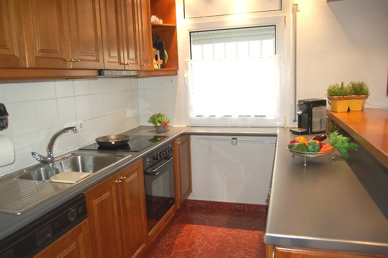 Die Küche mit Esstheke zum Wohnzimmer hin offen - ist komplett eingerichtet : Ceranherd, Abzugshaube, Spülmaschine, Back