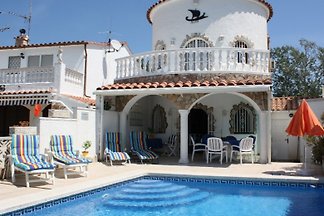 Casa Tordera con piscina su un canale