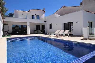 Villa Suerte am Kanal mit Pool
