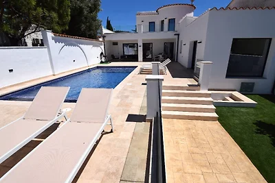 Villa Suerte am Kanal mit Pool