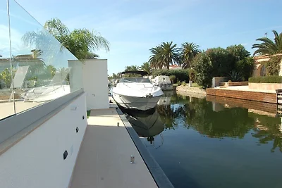 Villa Kingdome, Aria, canale