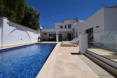 Villa Suerte am Kanal mit Pool