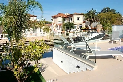 Villa Kingdome, Aria, canale