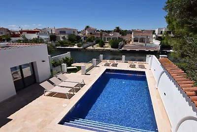Villa Suerte am Kanal mit Pool