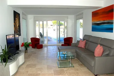 Villa Kingdome, Aria, canale