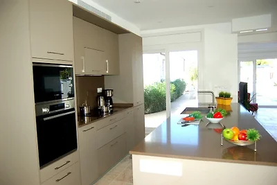 Villa Kingdome, Aria, canale