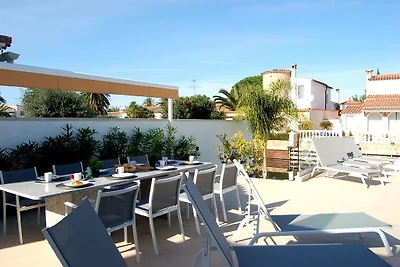 Villa Kingdome, Aria, canale