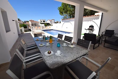 Villa Suerte am Kanal mit Pool