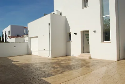 Villa Kingdome, Aria, canale