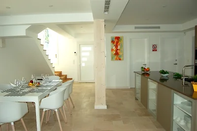 Villa Kingdome, Aria, canale