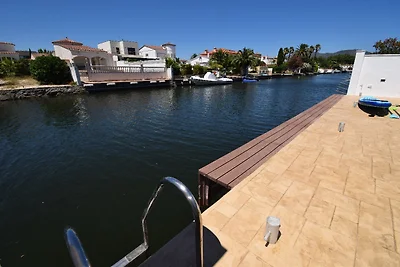 Villa Suerte am Kanal mit Pool