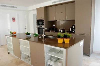 Villa Kingdome, Aria, canale