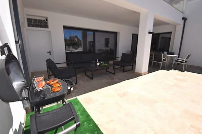 Villa Suerte am Kanal mit Pool