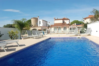 Villa Kingdome, Aria, canale