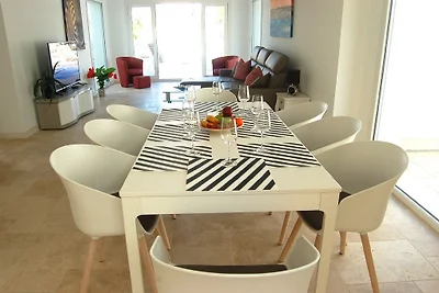 Villa Kingdome, Aria, canale