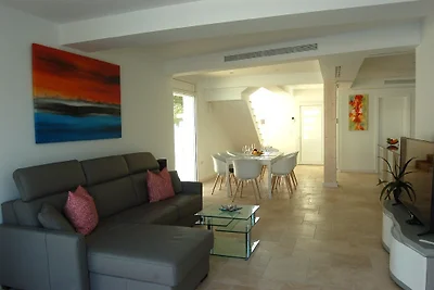 Villa Kingdome, Aria, canale